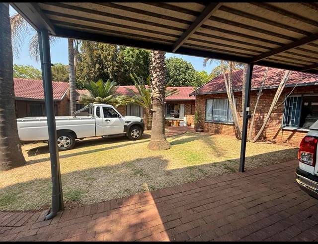 4 BEDROOM HOUSE FOR SALE IN ROOIHUISKRAAL